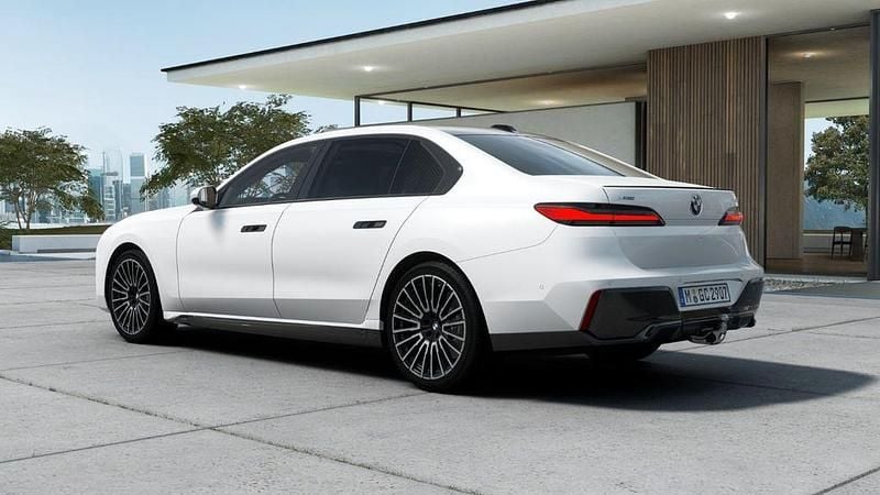 Gebraucht BMW 740 Performance 299 PS (219 kW) 2026 Mineralweiß metallic Limousine