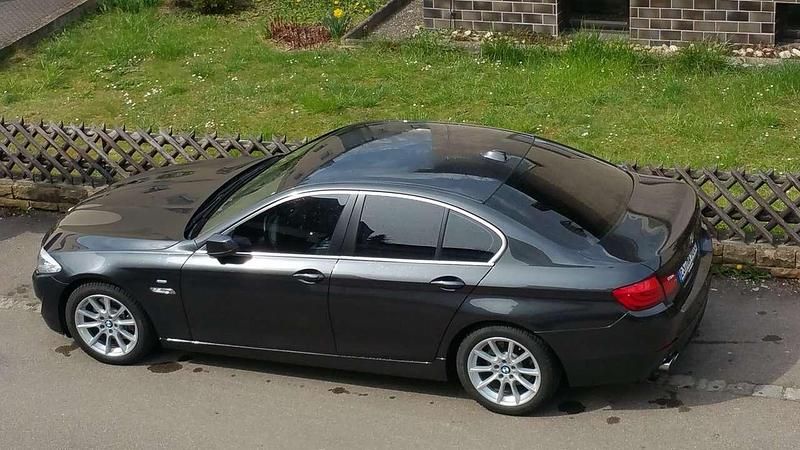 Grau Gebraucht 2010 BMW 525 Limousine | 12.999 € (Teuer) - Bild 1/4