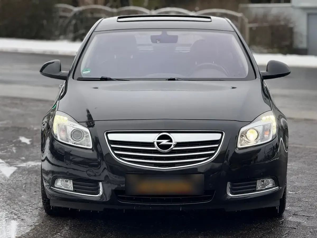 Gebraucht Opel Insignia 180 PS (132 kW) 2012 Schwarz Limousine