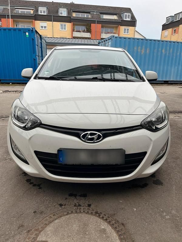 Weiß Gebraucht 2012 Hyundai i20 Kleinwagen | 4.820 € (Teuer) - Bild 1/4