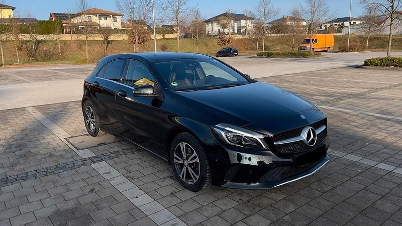 Schwarz Gebraucht 2016 Mercedes A200 Kleinwagen | 11.500 € (Superpreis) - Bild 1/4