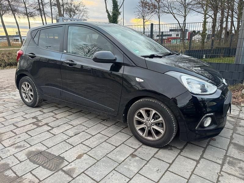 Schwarz Gebraucht 2016 Hyundai i10 Passion Kleinwagen | 7.999 € (Fairer Preis) - Bild 1/2