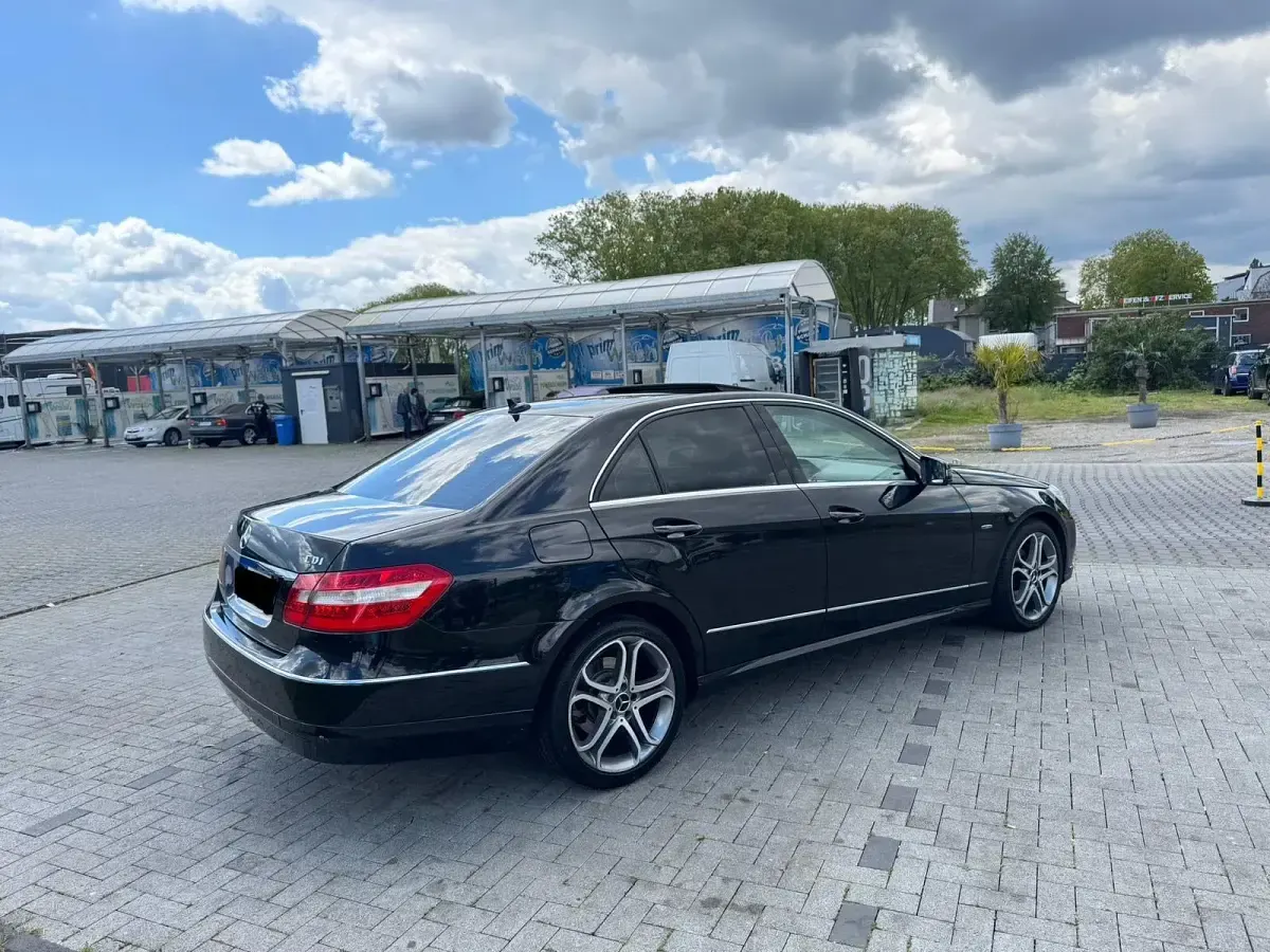 Second-hand Mercedes E220 170 CP (125 kW) 2011 Negru Berlinǎ