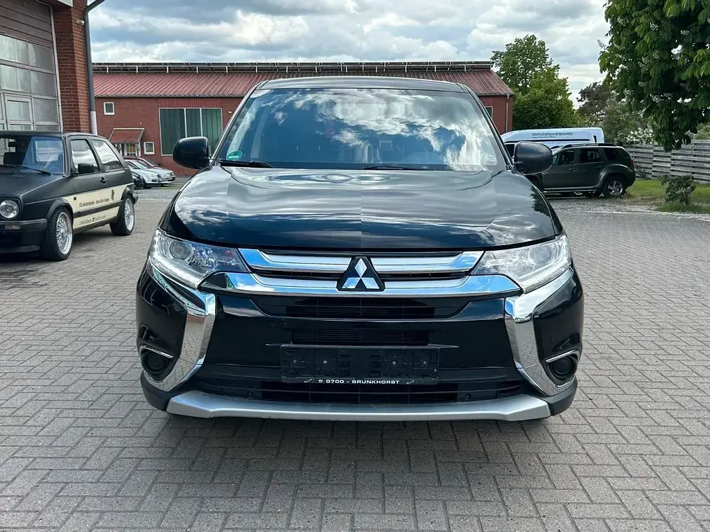 Gebraucht Mitsubishi Outlander Basis 150 PS (110 kW) 2017 Schwarz SUV