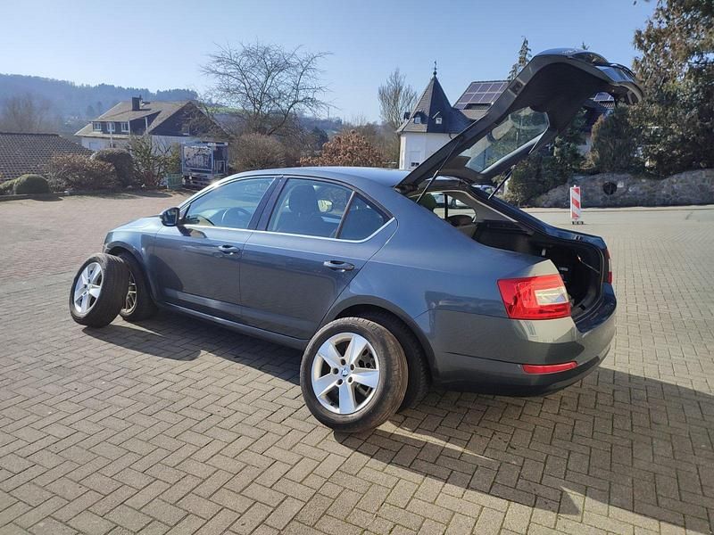 Gebraucht Skoda Octavia 105 PS (77 kW) 2016 Grau Kleinwagen