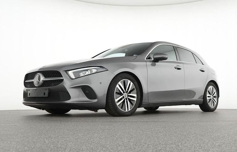 Grau Gebraucht 2022 Mercedes A200 Progressive Limousine | 19.980 € (Guter Preis) - Bild 1/4