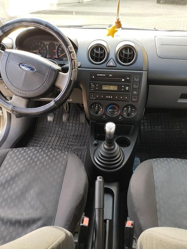 Gebraucht Ford Fiesta 60 PS (44 kW) 2003 Silber Kleinwagen