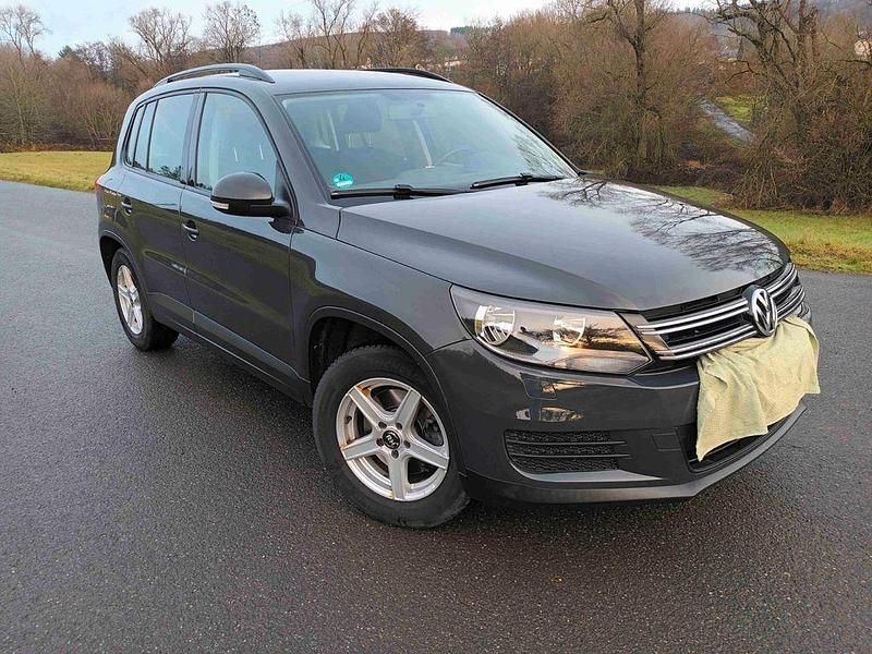Grau Gebraucht 2016 VW Tiguan Trendline SUV | 11.300 € (Superpreis) - Bild 1/4