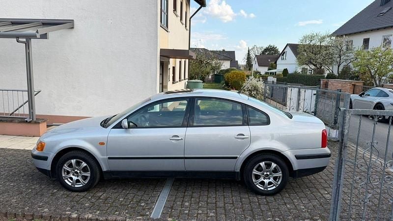 Second-hand VW Passat 101 CP (74 kW) 1997 Argintiu Berlinǎ