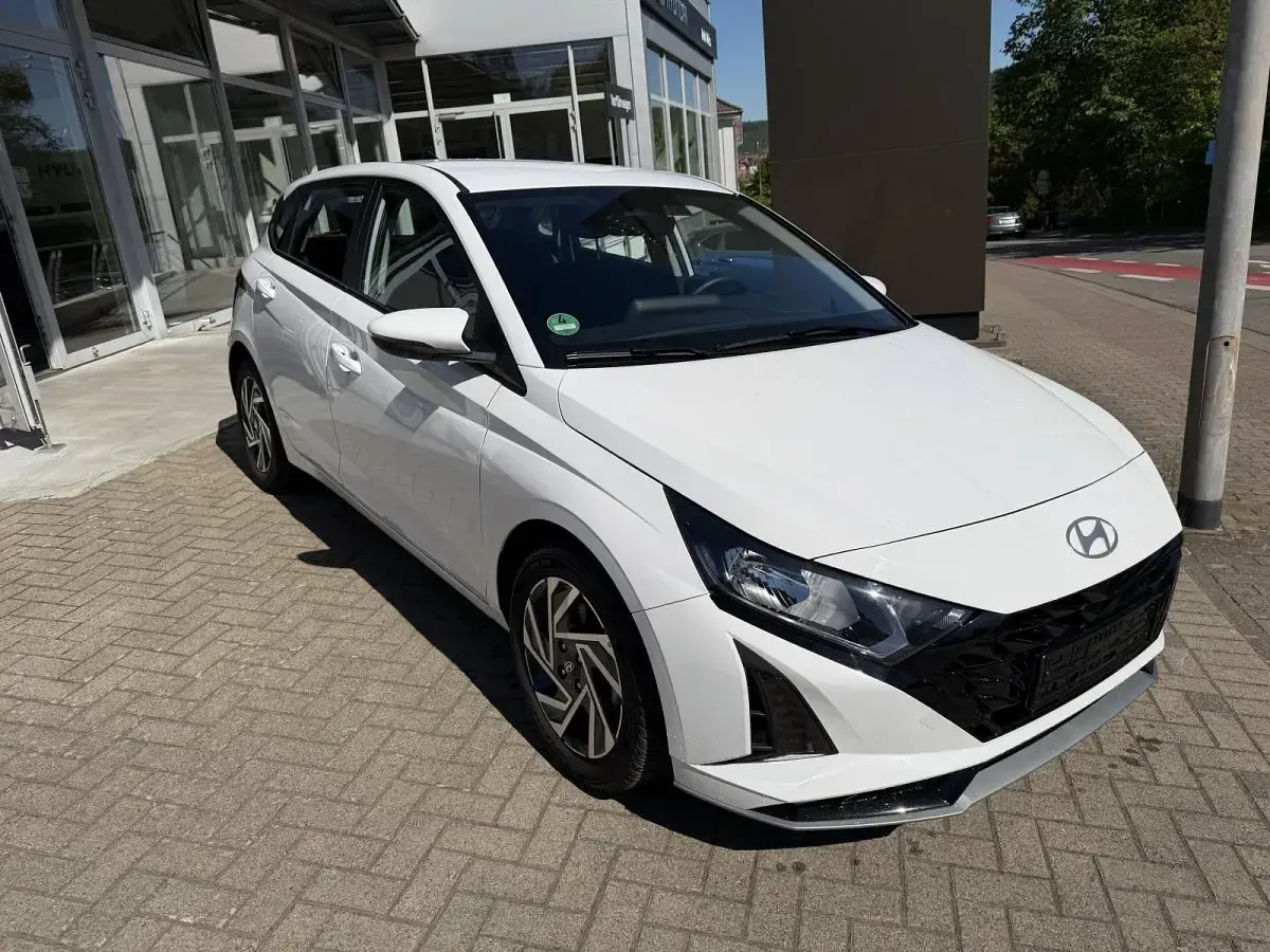 Gebraucht Hyundai i20 Trend 101 PS (74 kW) 2025 Atlas white Kleinwagen