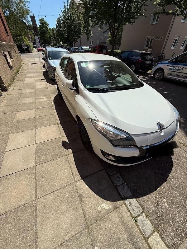 Weiß Gebraucht 2013 Renault Mégane III Limousine | 5.250 € (Fairer Preis) - Bild 1/4