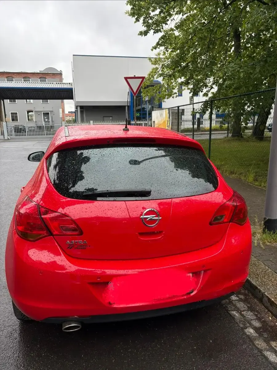 Usado Opel Astra 120 HP (88 kW) 2011 Vermelho Sedan