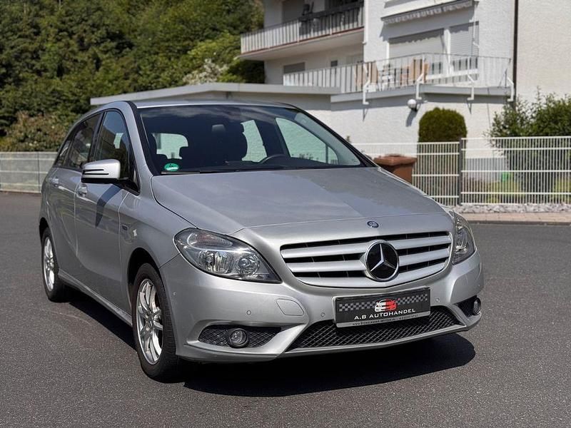 Gebraucht Mercedes B180 122 PS (89 kW) 2012 Silber Van / Kleinbus