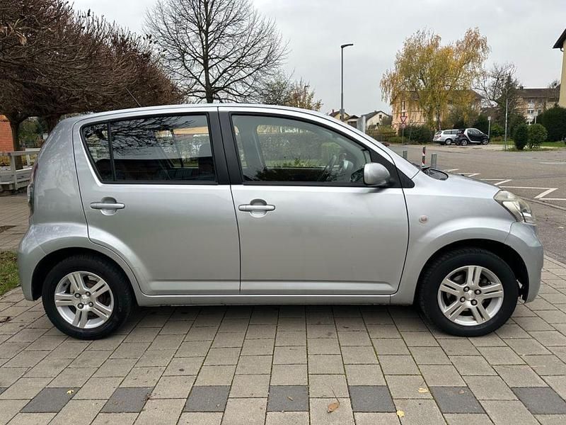 Gebraucht Daihatsu Sirion 91 PS (66 kW) 2008 Silber Kleinwagen