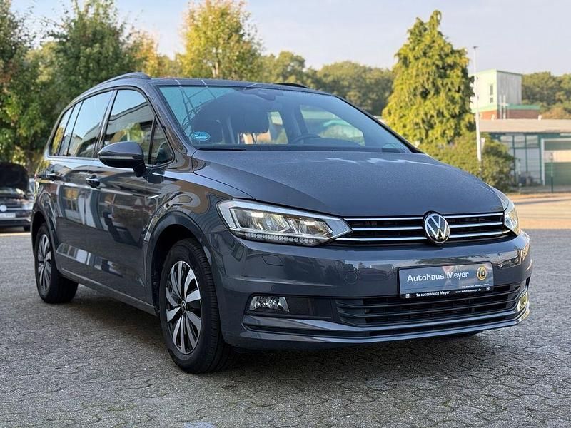 Grau Gebraucht 2023 VW Touran Comfortline Van / Kleinbus | 31.900 € (Etwas zu teuer) - Bild 1/4