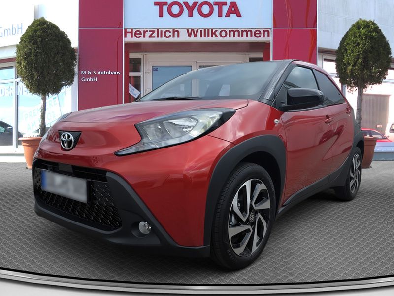 Chili red perleffekt/ night sky black Gebraucht 2024 Toyota Aygo Basis Kleinwagen | 18.750 € (Etwas zu teuer) - Bild 1/4