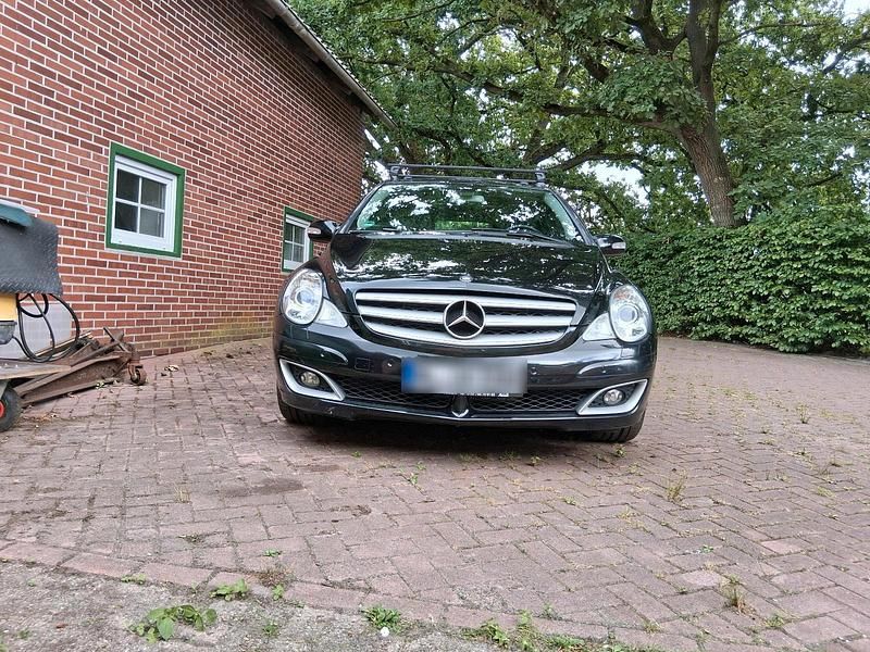 Schwarz Gebraucht 2006 Mercedes 320 Kombi | 9.800 € - Bild 1/4