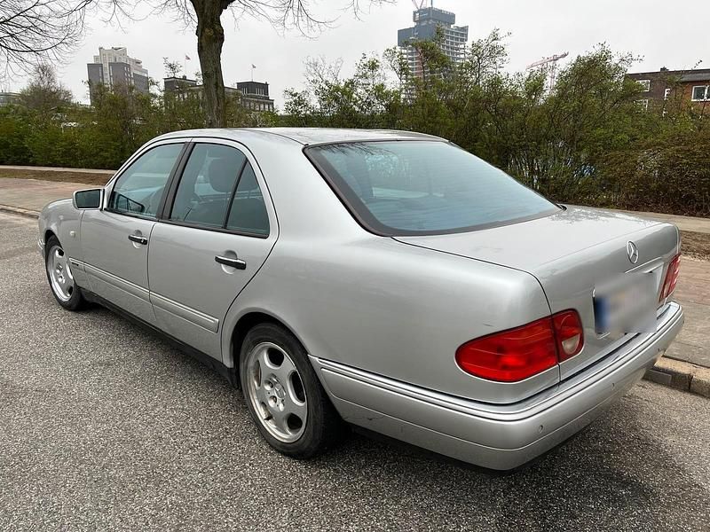 Usata Mercedes E270 1999 Argento Berlina