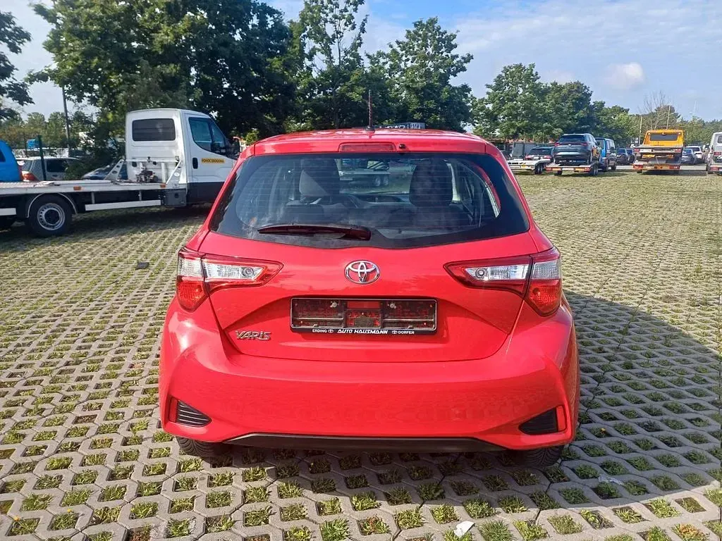 Gebraucht Toyota Yaris Basis 69 PS (50 kW) 2019 Rot Limousine