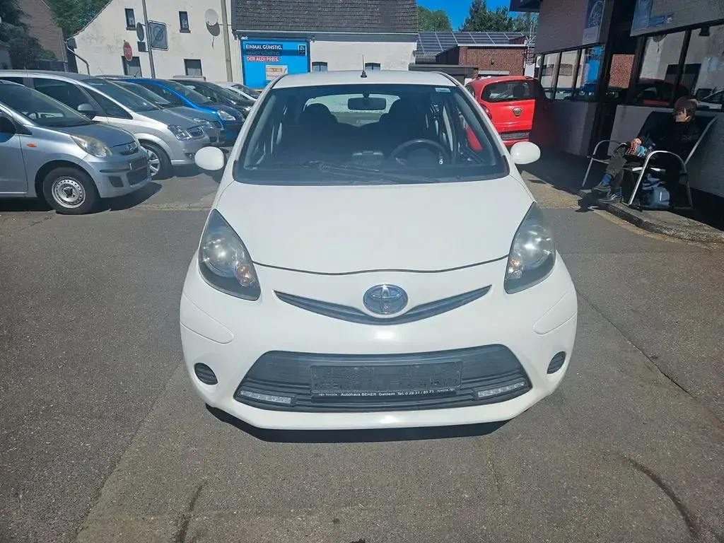 Używany Toyota Aygo Cool 68 KM (50 kW) 2014 Biały Hatchback