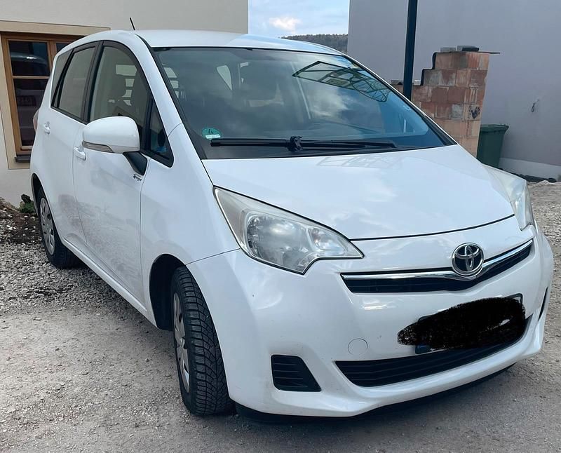 Gebraucht Toyota Verso-S 99 PS (72 kW) 2012 Weiß Van / Kleinbus