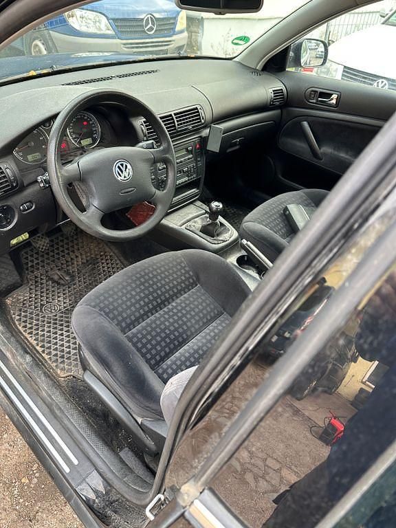 Schwarz Gebraucht 2002 VW Passat Basis Limousine | 1.300 € (Guter Preis) - Bild 1/4