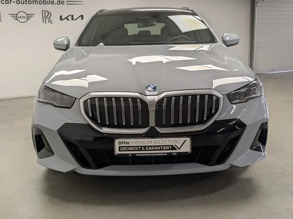 Gebraucht BMW 550e M Sport 489 PS (359 kW) 2025 Grau Kombi