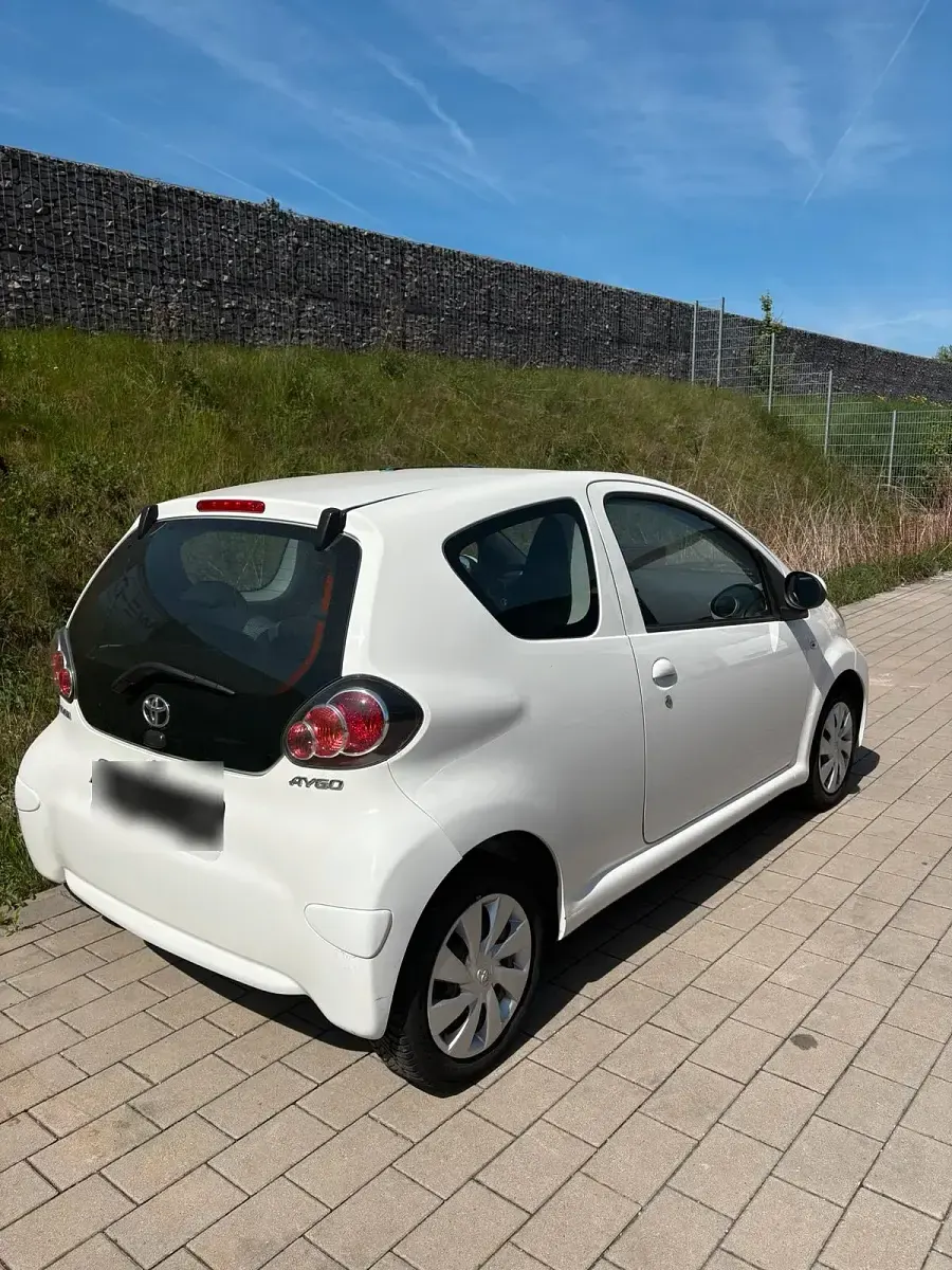 Gebraucht Toyota Aygo 68 PS (50 kW) 2013 Weiß Kleinwagen