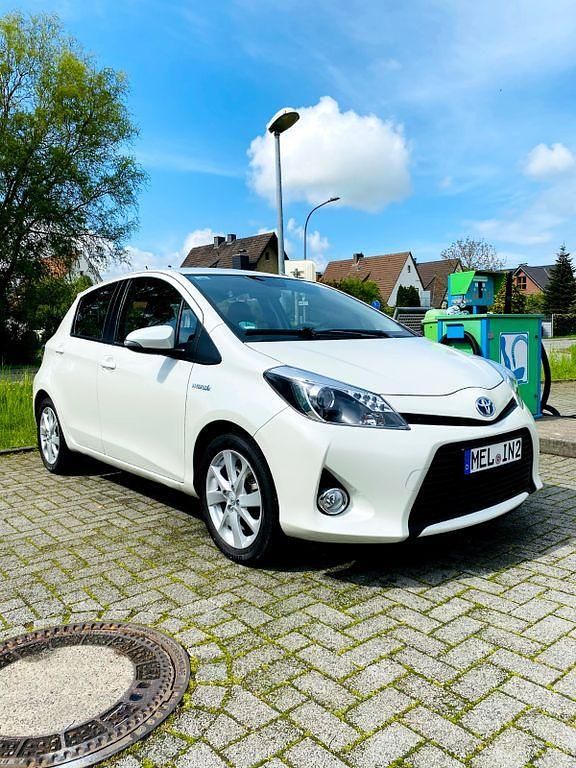 Weiß Gebraucht 2013 Toyota Yaris Hybrid Limousine | 11.475 € (Fairer Preis) - Bild 1/4
