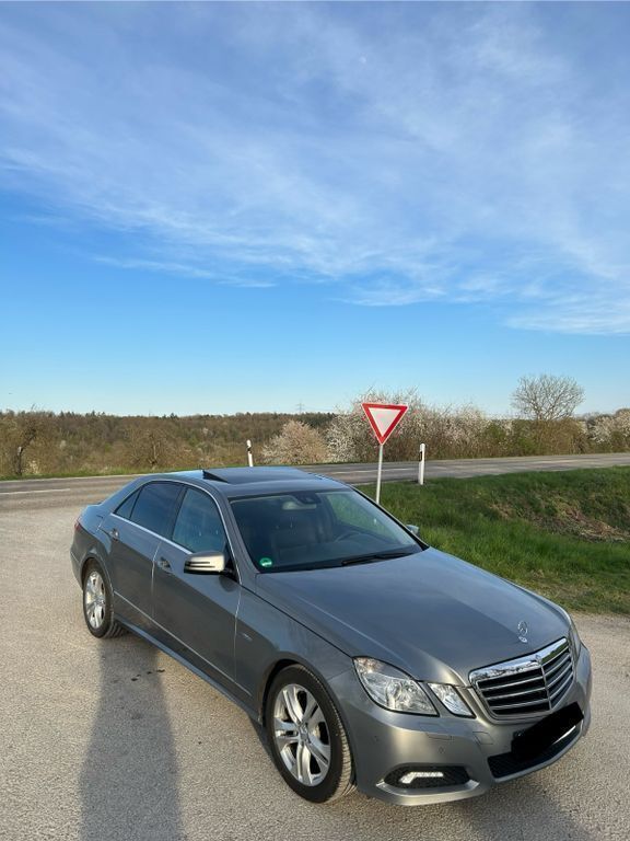 Grau Gebraucht 2010 Mercedes E300 Avantgarde Limousine | 10.500 € (Fairer Preis) - Bild 1/4