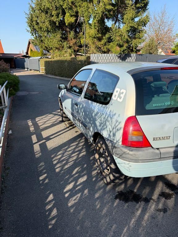 Gebraucht Renault Clio II 75 PS (55 kW) 2000 Silber Kleinwagen