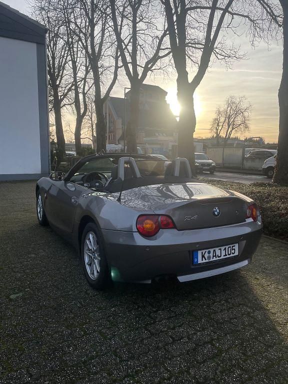 Grau Gebraucht 2004 BMW Z4 Sport Line Cabrio | 7.499 € (Fairer Preis) - Bild 1/4