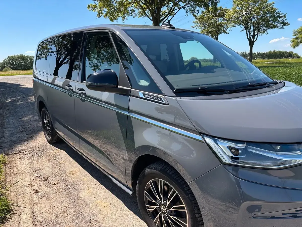 Gebraucht VW Multivan Style 150 PS (110 kW) 2023 Grau Van / Kleinbus