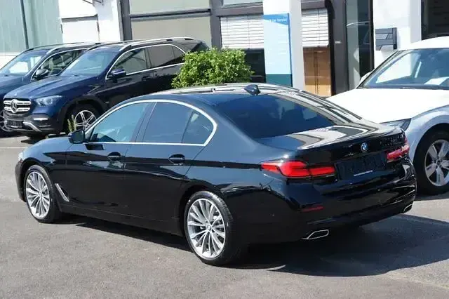 Gebraucht BMW 540 Performance 340 PS (250 kW) 2023 Schwarz ii/bonnet fluid black Limousine