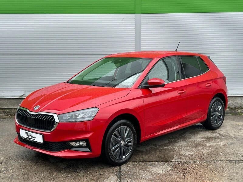 Red metallic Gebraucht 2024 Skoda Fabia Selection Kleinwagen | 21.370 € (Guter Preis) - Bild 1/3