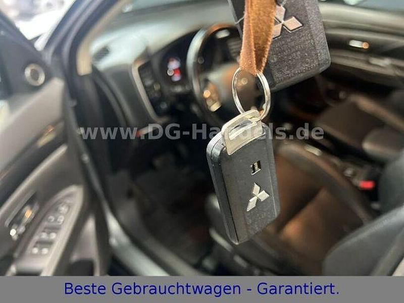 Grau Gebraucht 2016 Mitsubishi Outlander Invite SUV | 18.990 € - Bild 1/4
