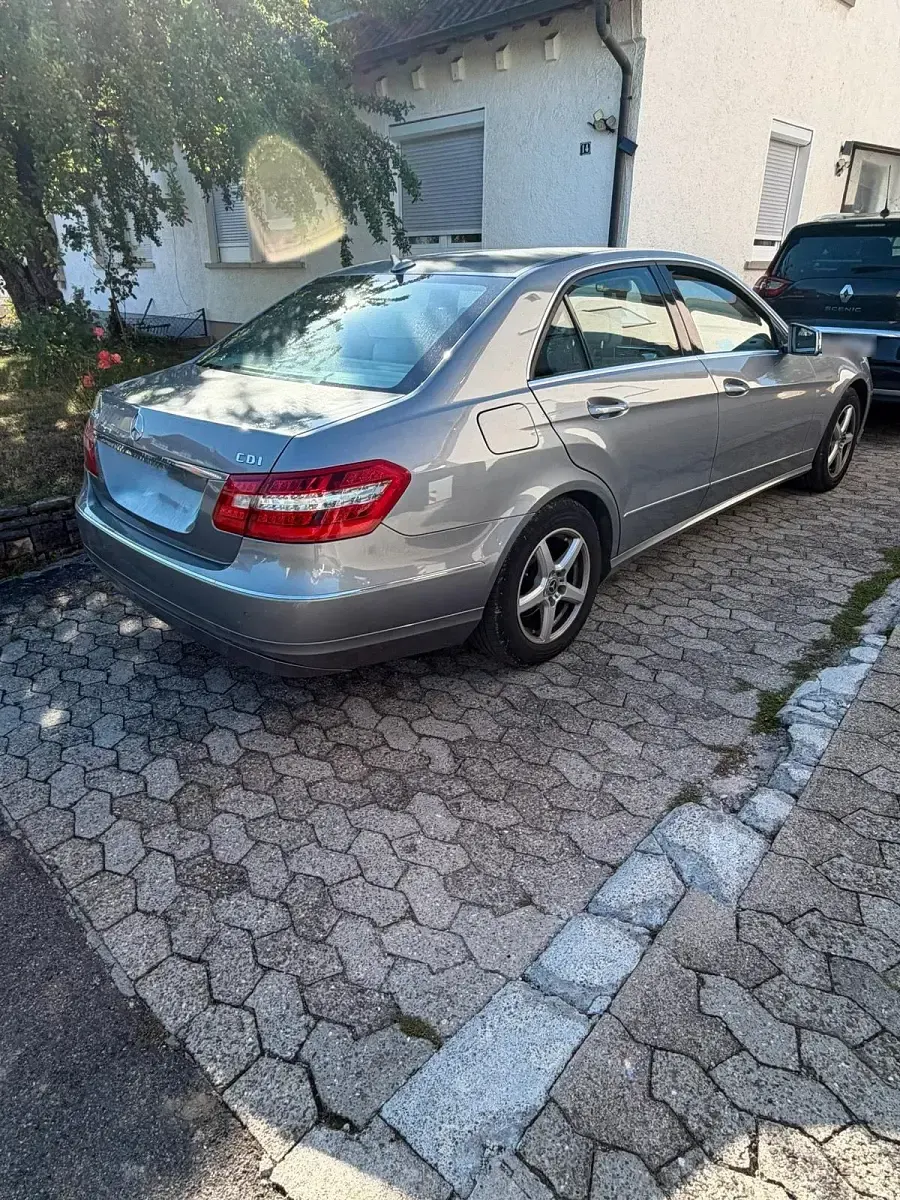 Gebraucht Mercedes E250 204 PS (150 kW) 2009 Grau Limousine