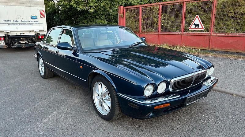 Blau Gebraucht 1998 Jaguar XJ8 Executive Limousine | 4.900 € (Guter Preis) - Bild 1/4