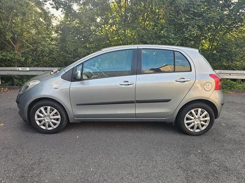 Grau Gebraucht 2008 Toyota Yaris Executive Limousine | 5.300 € (Fairer Preis) - Bild 1/4