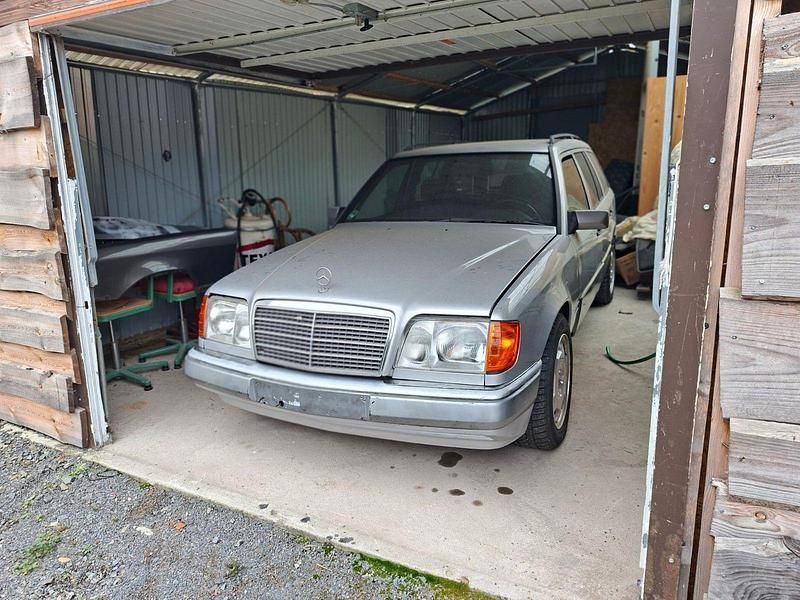 Silber Gebraucht 1994 Mercedes E250 Kombi | 4.000 € - Bild 1/4