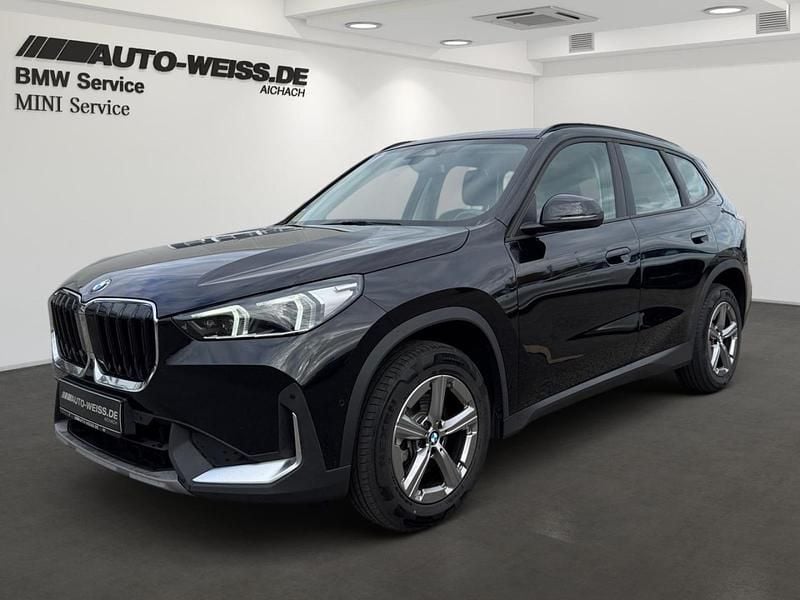 Saphirschwarz (schwarz) Gebraucht 2023 BMW X1 Performance SUV | 36.900 € (Guter Preis) - Bild 1/4