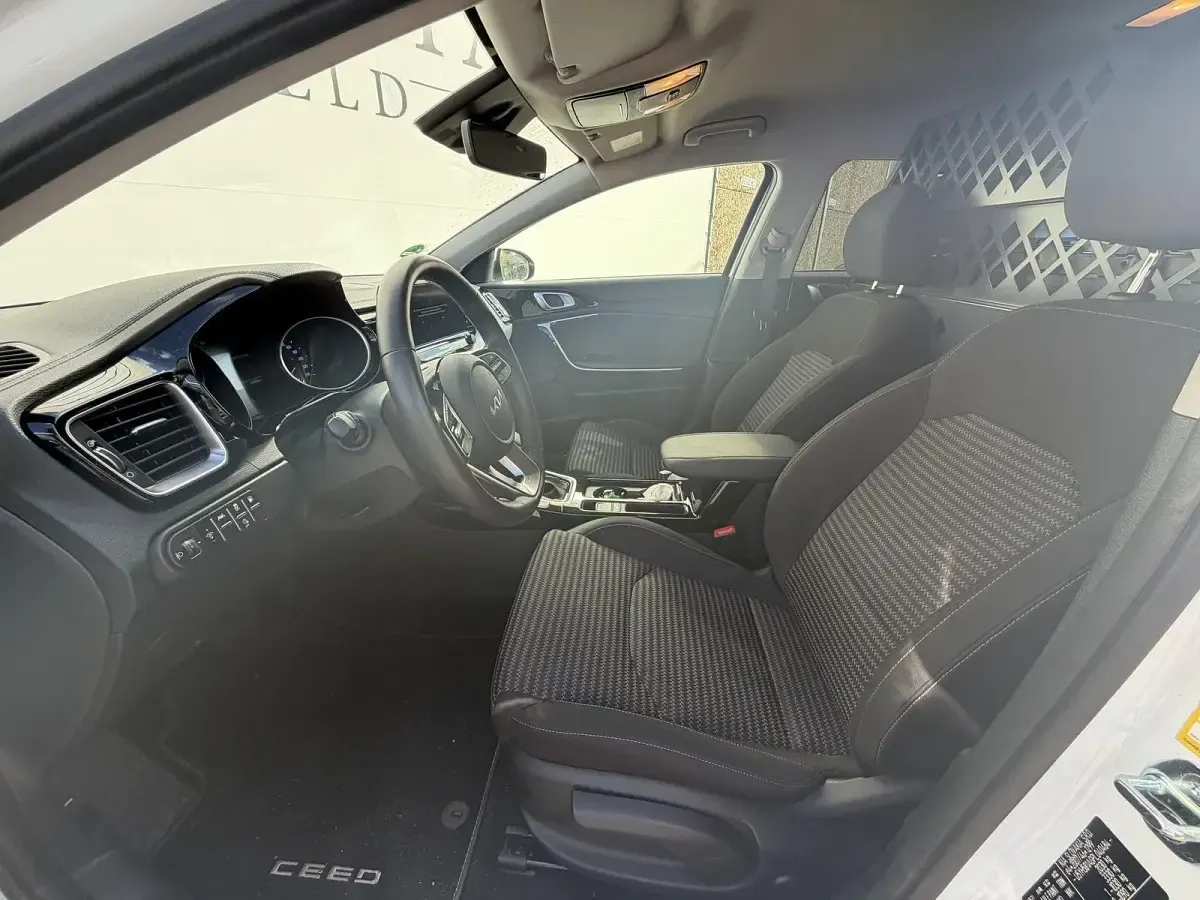 Gebraucht Kia Ceed Vision 105 PS (77 kW) 2023 Weiß Kleinwagen