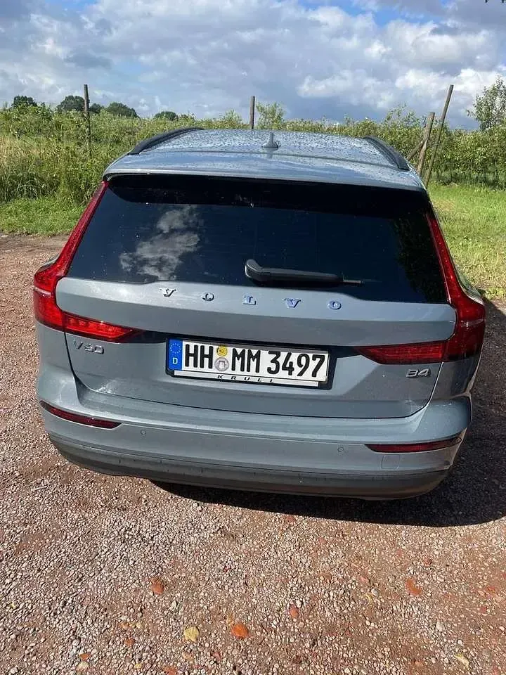 Gebraucht Volvo V60 197 PS (144 kW) 2022 Thunder grey Kombi