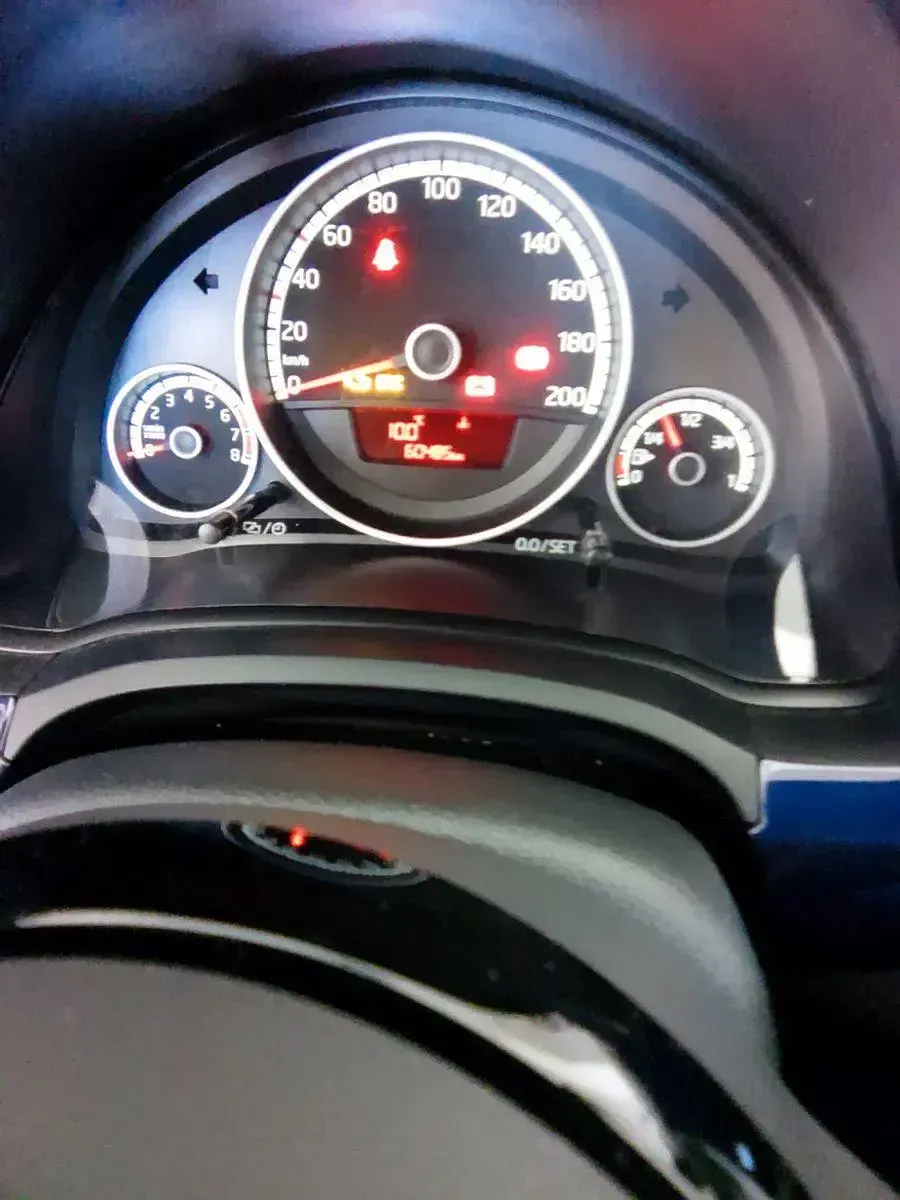Usado VW up! CLUB 75 CV (55 kW) 2016 Púrpura Utilitario