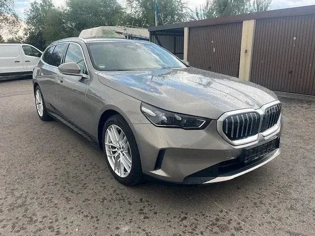 Gebraucht BMW 530e Sport Line 374 PS (275 kW) 2025 Grau Kombi