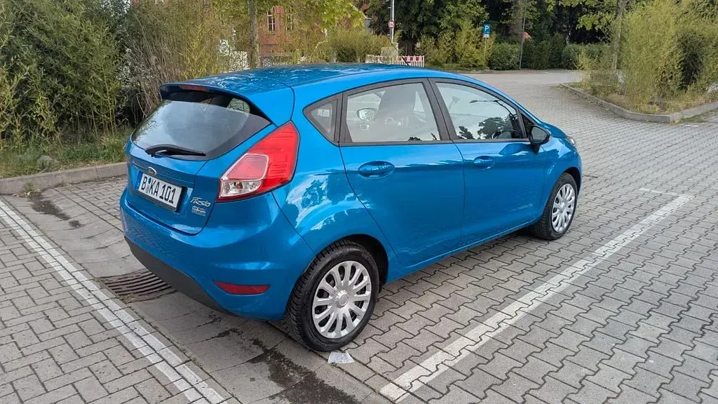 Second-hand Ford Fiesta Trend 80 CP (58 kW) 2015 Albastru Hatchback