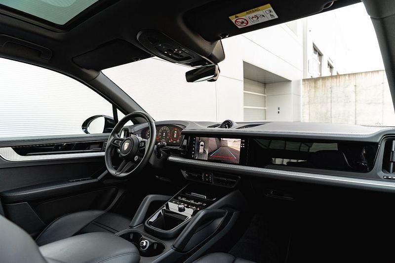 Gebraucht Porsche Cayenne 470 PS (345 kW) 2024 Schwarz SUV