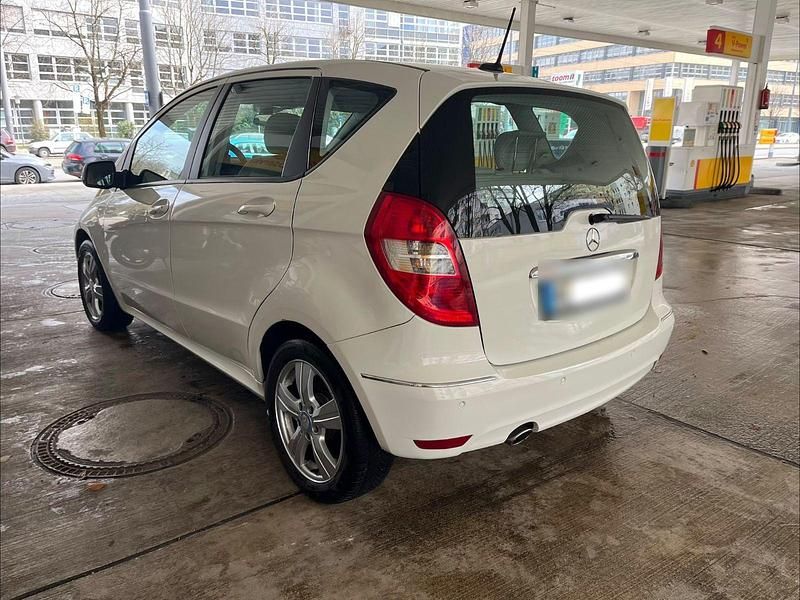 Gebraucht Mercedes A200 140 PS (102 kW) 2012 Weiß Limousine