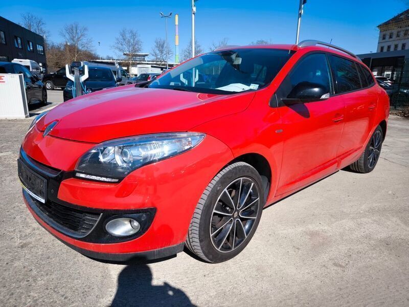 Rot Gebraucht 2012 Renault Mégane III Bose Edition Limousine | 3.690 € (Guter Preis) - Bild 1/4