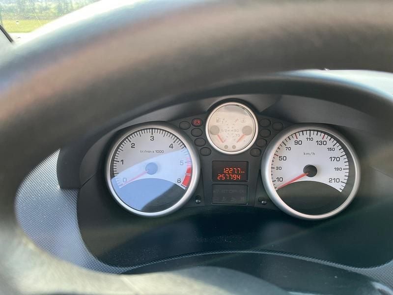 Gebraucht Peugeot 206 68 PS (50 kW) 2009 Weiß Kleinwagen